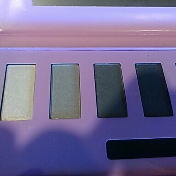 All that glitters eye shadow pallet - Picture 2 of 6